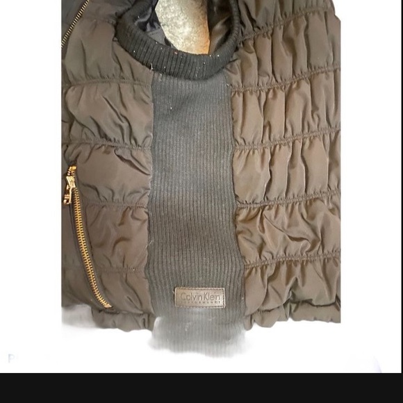 Women’s Calvin Klein Performance Puffer Vest - Picture 4 of 4